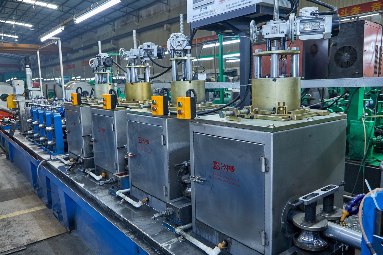 Tube cutting with flying saw machine