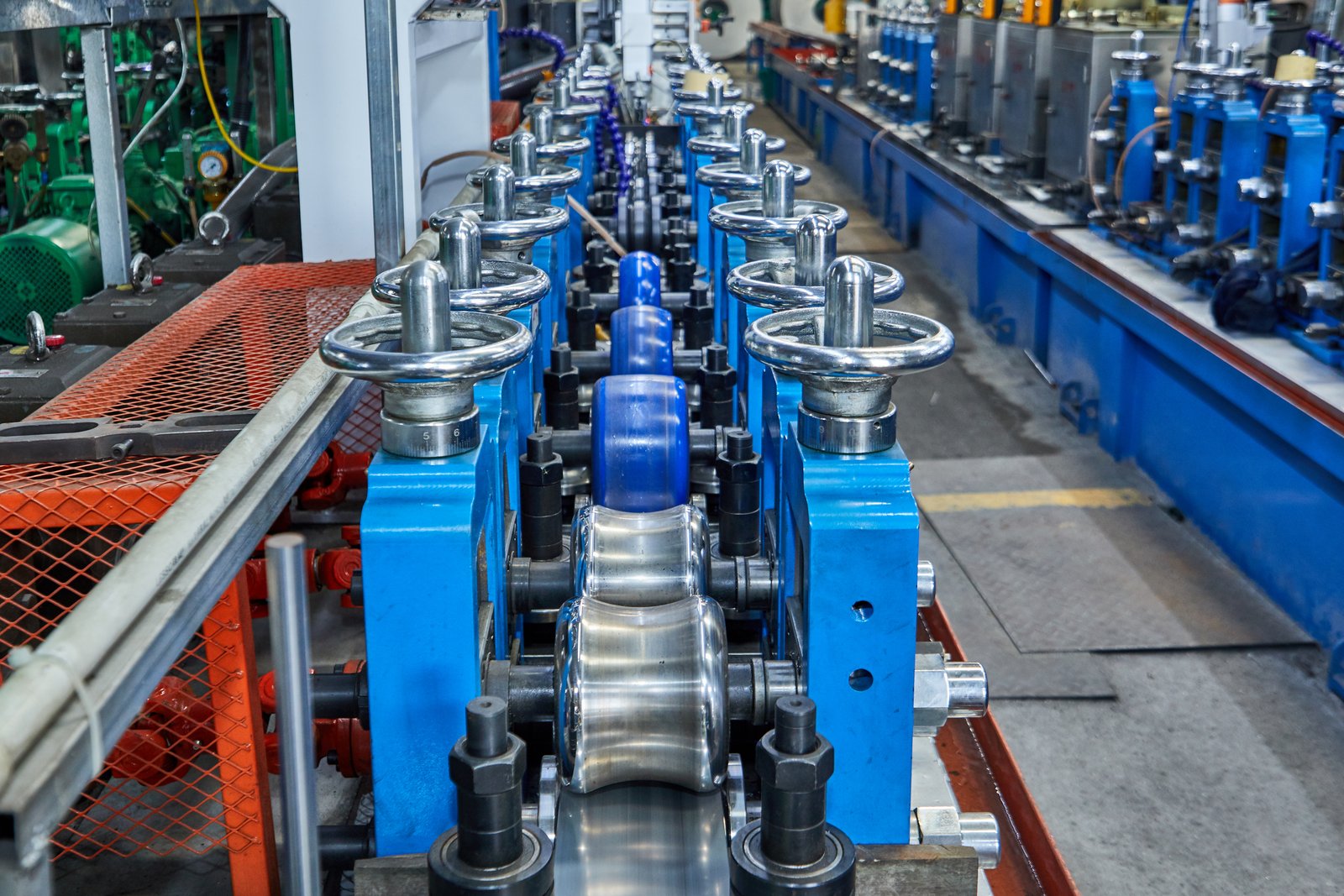 Tube transfer via roller conveyor